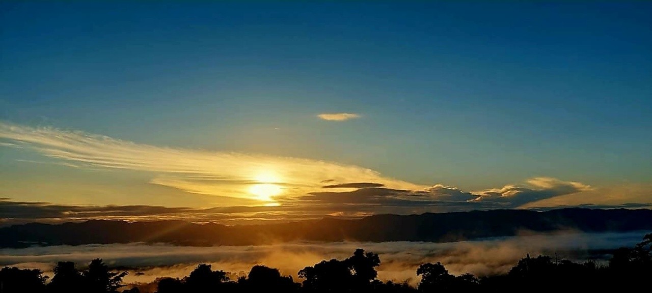 The beauty of sky and sun. Free Skies photos