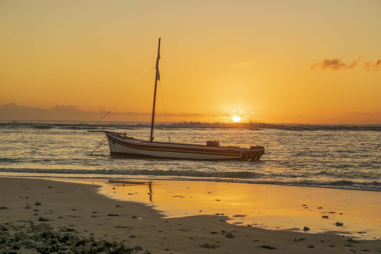 Pirogue and Sunset. Free Seascapes photos