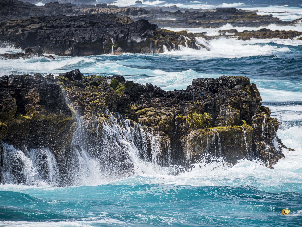 Crashing Waves at Pont Naturel. Free Seascapes photos